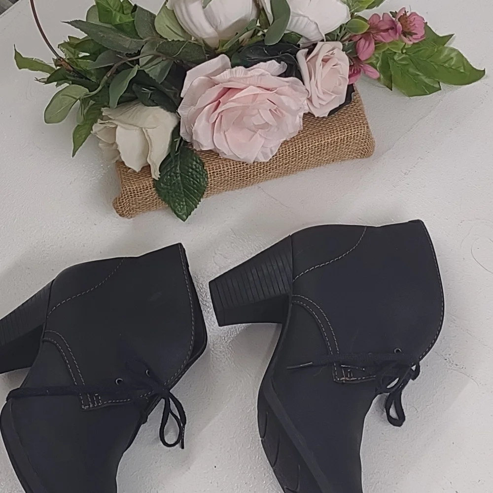 Clarks elegant black